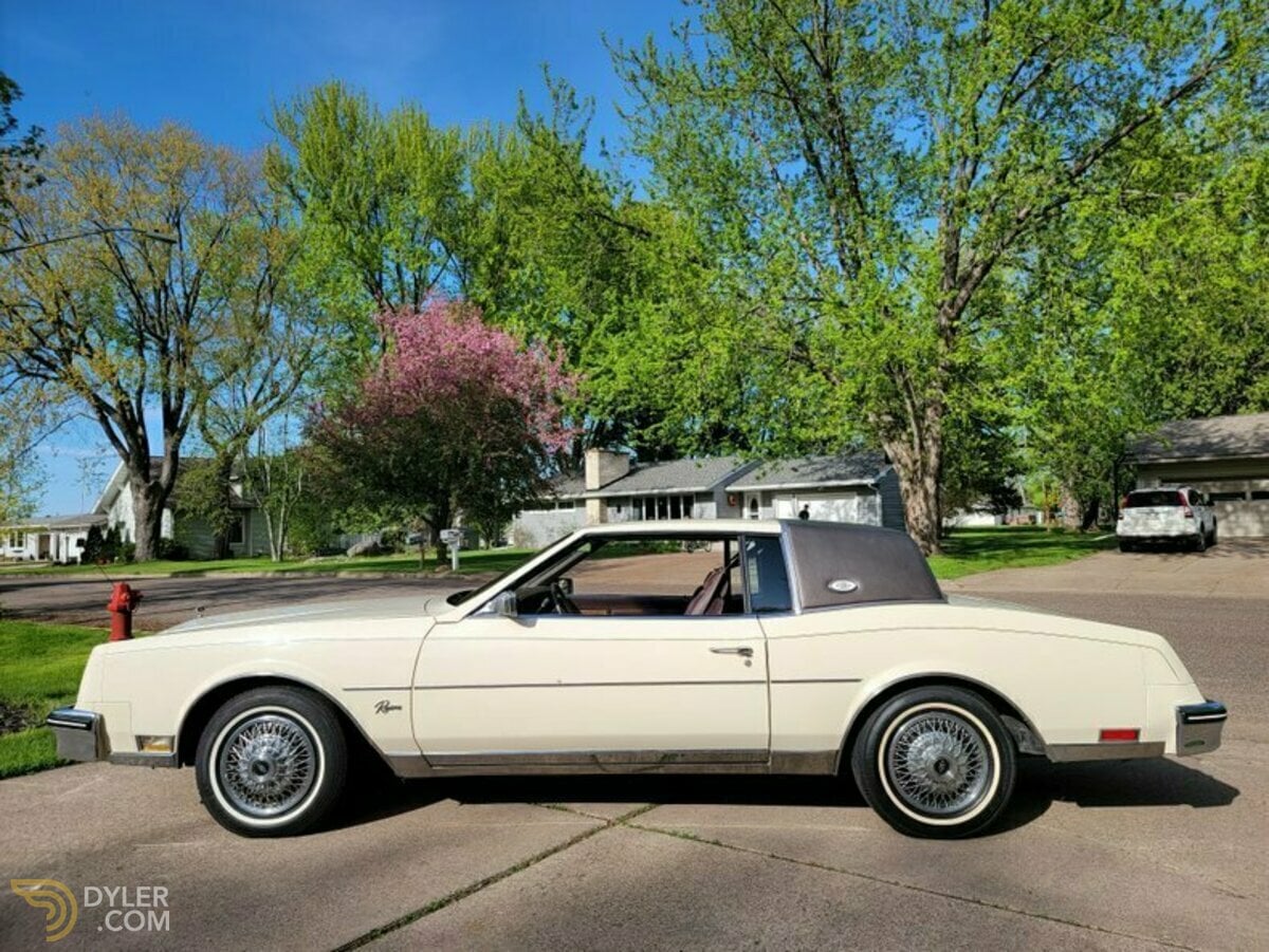 1984 Buick Riviera 2dr Coupe, foto 4