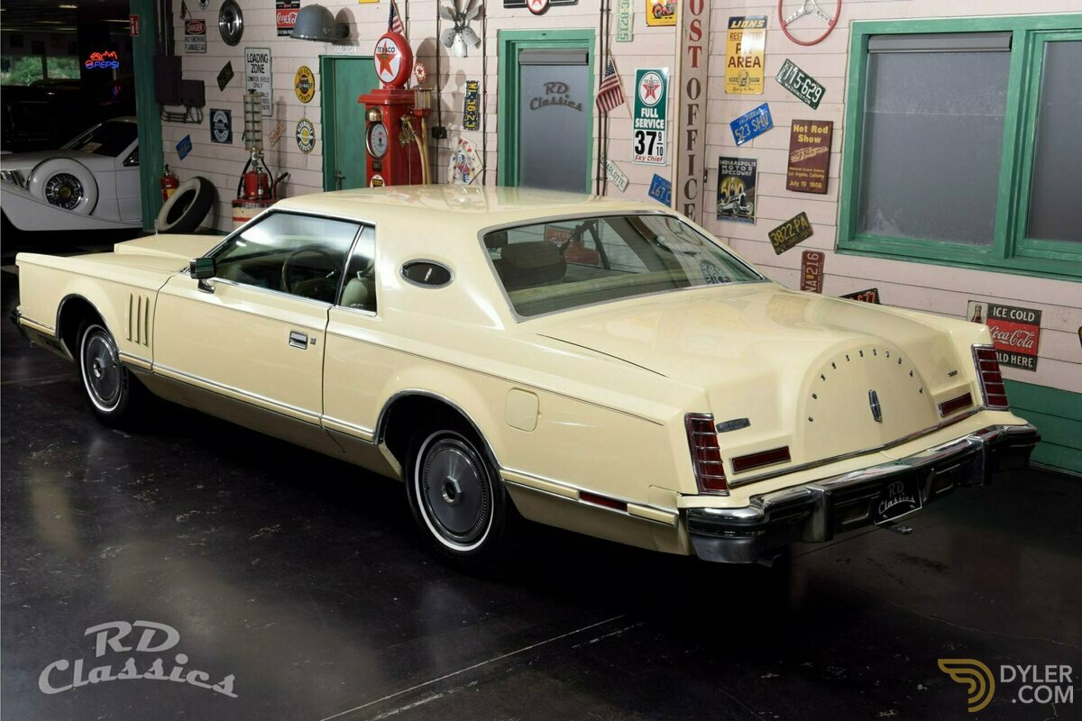 1979 Lincoln Continental Mark V 2D Coupe 6.6-liter V8, foto 2