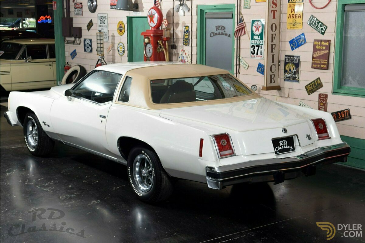 1977 Pontiac Grand Prix 2-Door Coupe, foto 2