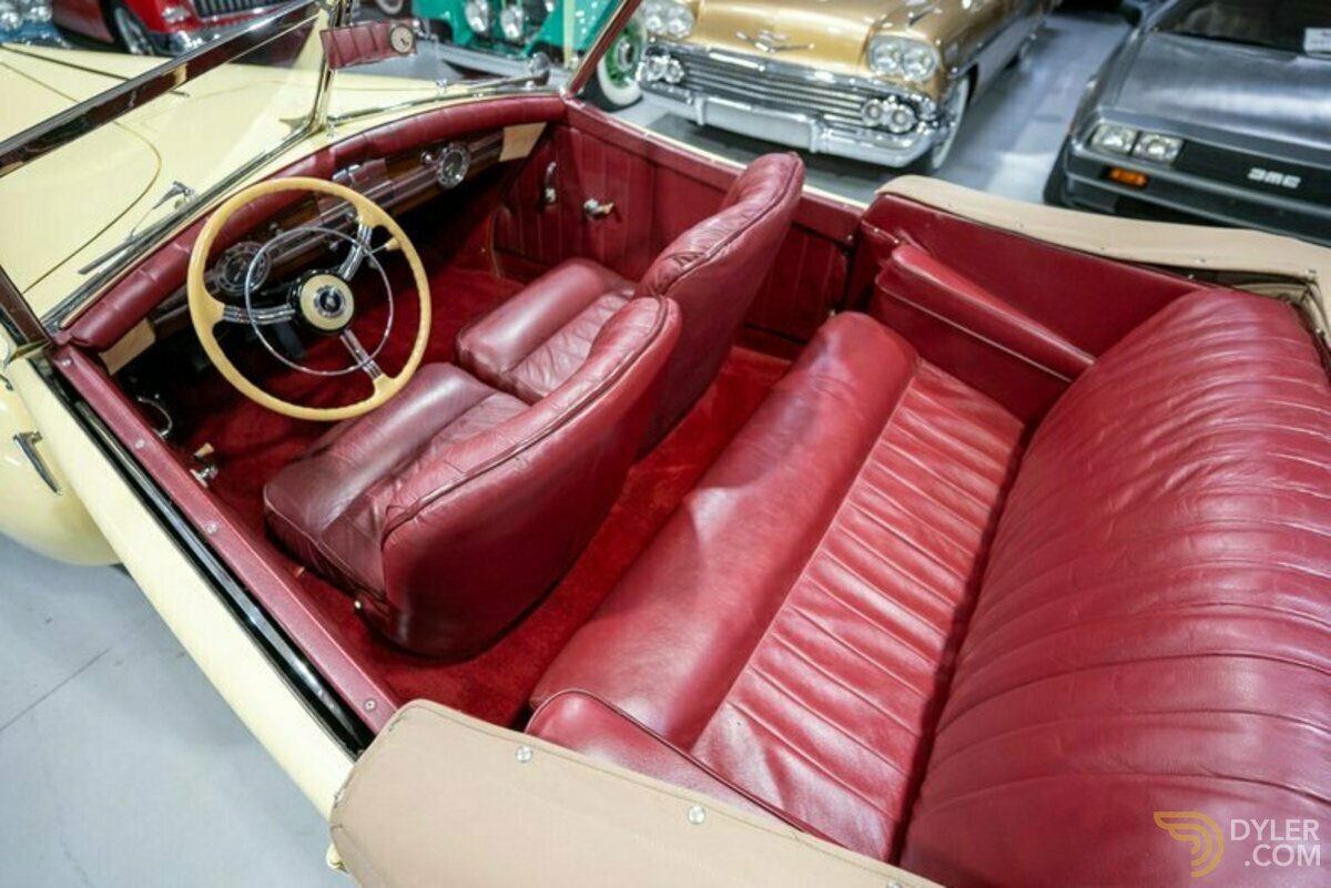 1939 Packard Series 1701 One-Twenty Convertible Victoria by Darrin, foto 2