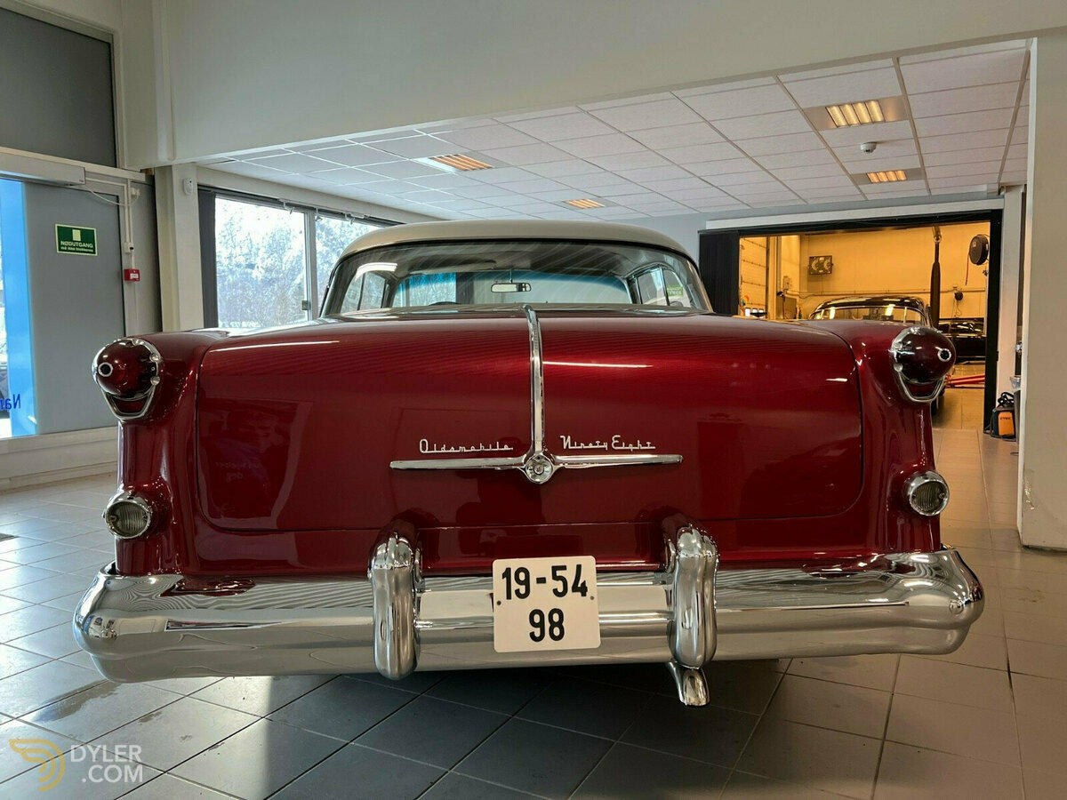 1954 Oldsmobile 98 Holiday 2D HT V8 154 hk, foto 2