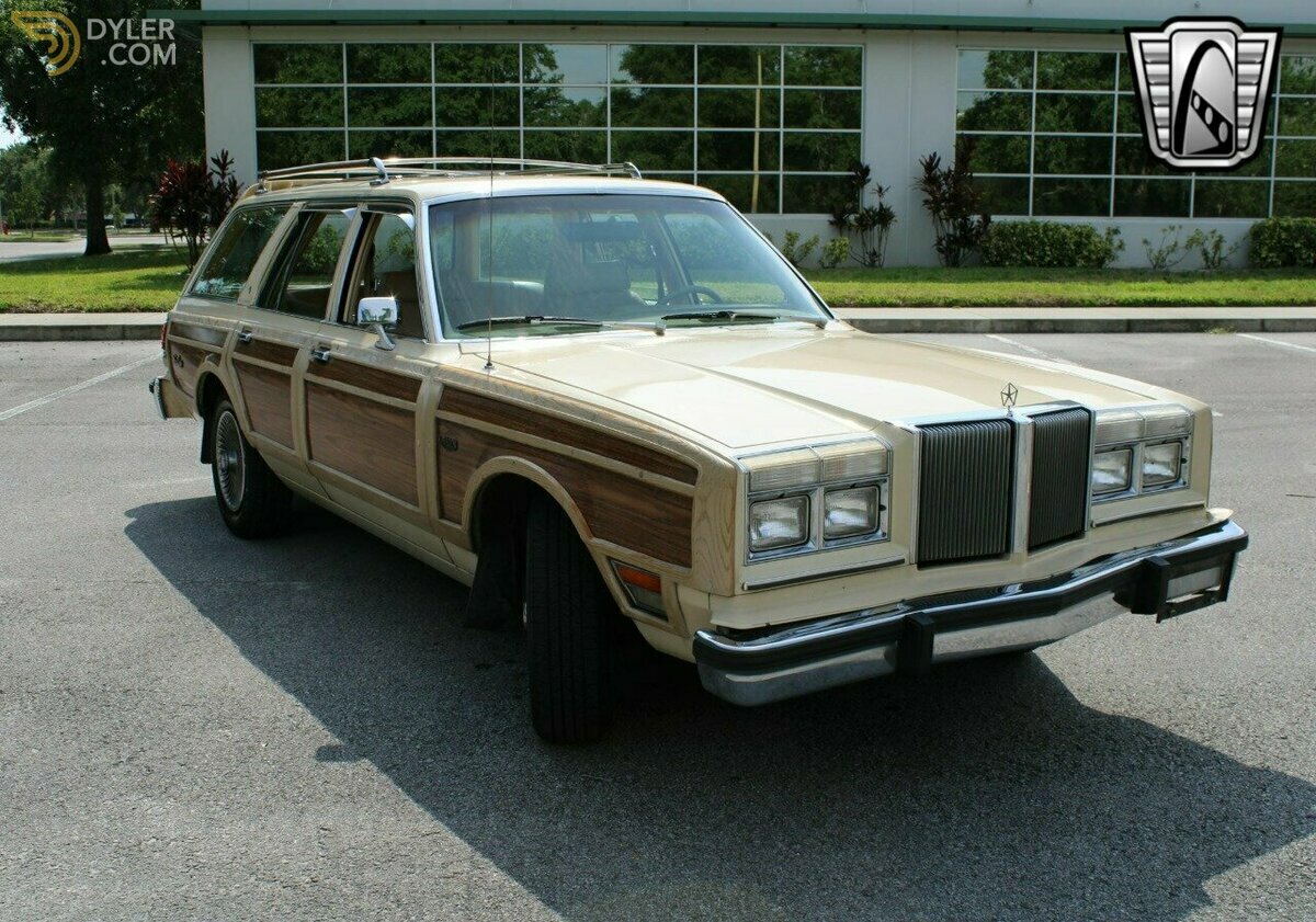1981 Chrysler Le Baron Town and Country, foto 2
