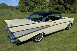 Chevrolet Bel Air Sport Coupe. 305 / 700. PS. PB Coupe 1957 Amarillo