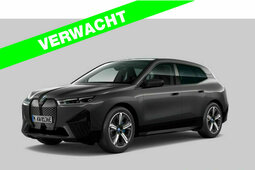 BMW iX xDrive50 - Sportpakket - Pano - Trekhaak - Driving SUV 2024 Grau