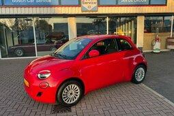 Fiat 500 RED 24 KWH / 165km bereik 2.375km NAP 1e eigenaar Berlina compatta 2023 Rosso