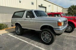 Ford Bronco XLT 4x4 SUV 1990 Silberfarben