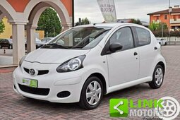 Toyota Aygo 1.0 5 porte Now Connect Sedan / Saloon 2012 White