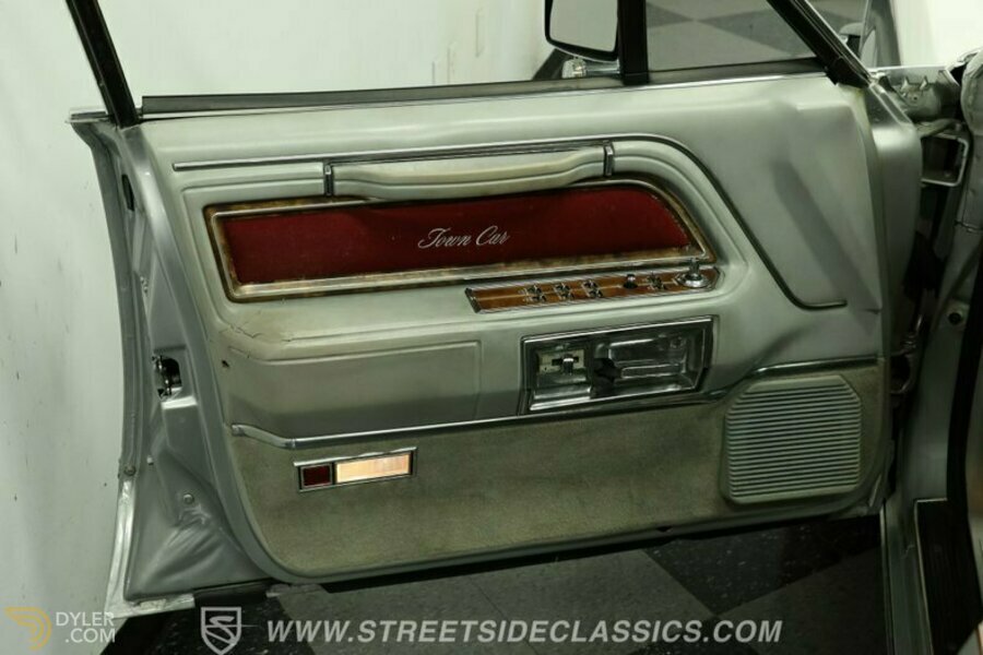 Classic 1984 Lincoln Town Car Cartier For Sale. Price 14 995 USD