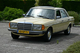 Mercedes-Benz 240 Sedan Sedan / Saloon 1978 Yellow