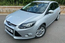 Ford Focus Titanium Hatchback 2012 Plata