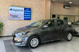 Toyota Yaris 1.5 Hybrid 5 porte Business Sedan / Saloon 2022 Grey