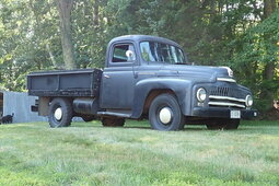 International Harvester L-112 L120 3/4 ton flat bed Pickup 1952 Black