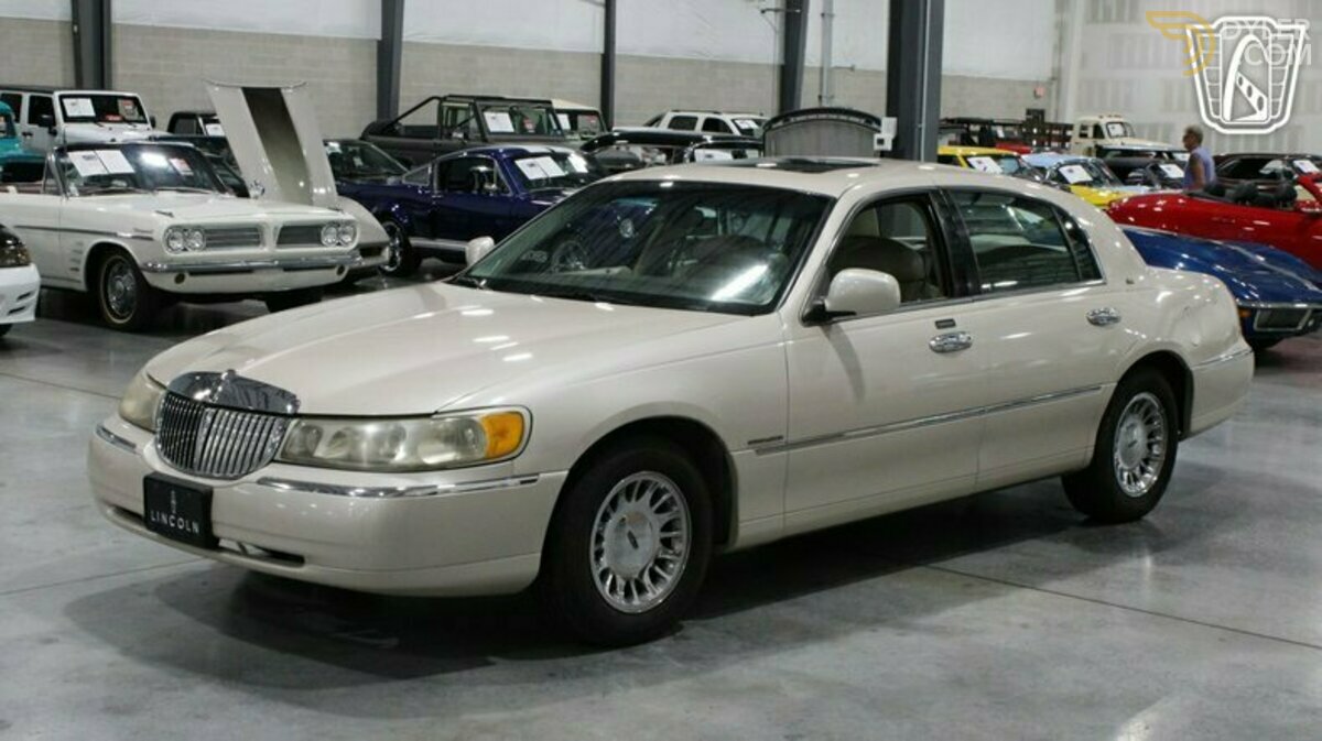 1999 Lincoln Town Car, foto 2