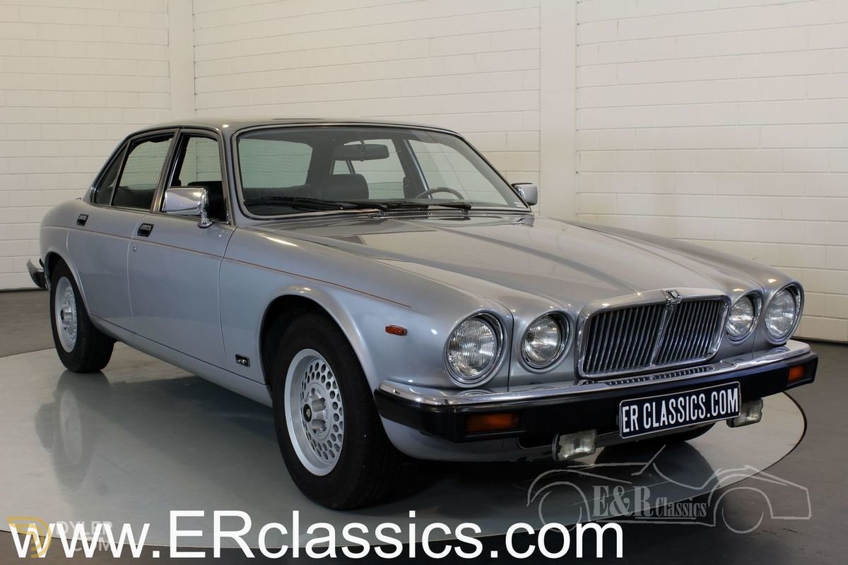 Jaguar XJ6 Manual Transmission Sedan / Saloon 1982 Silver Car for Sale.
