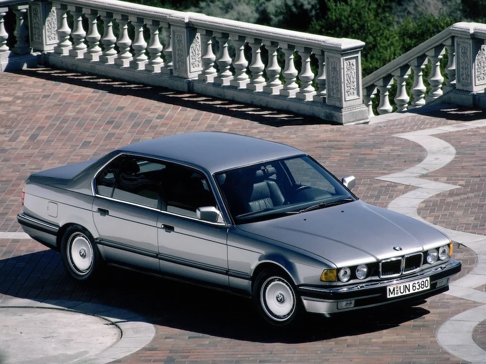 La BMW Serie 7 E32 e la strana attrazione delle classiche moderne